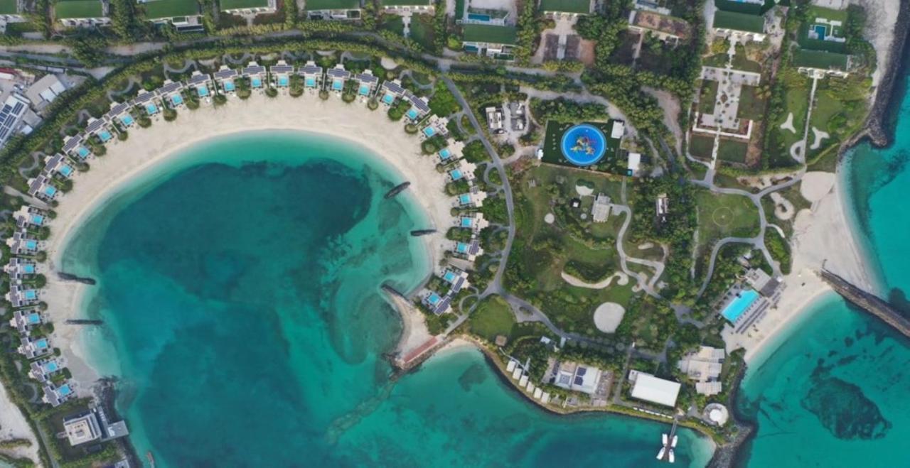Отель Nurai Island, Saadiyat Абу-Даби Экстерьер фото Aerial view of the Atlantis Paradise Island resort, with the location of the Atlantis Water Park highlighted in blue
