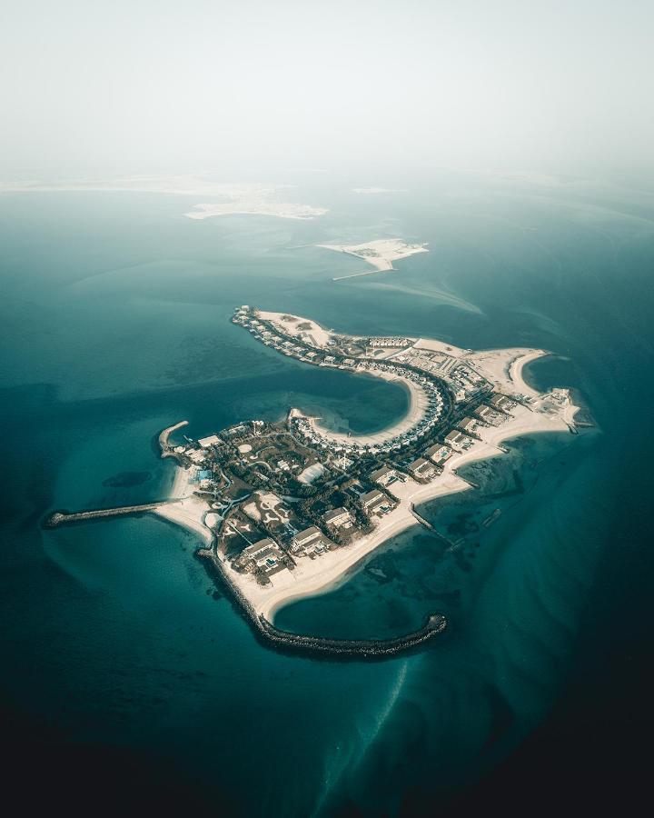 Отель Nurai Island, Saadiyat Абу-Даби Экстерьер фото Aerial view of the island