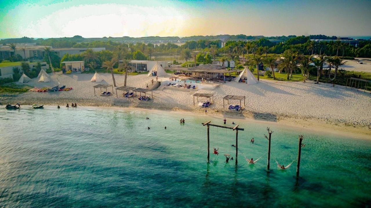 Отель Nurai Island, Saadiyat Абу-Даби Экстерьер фото Aerial view of the beach at the resort